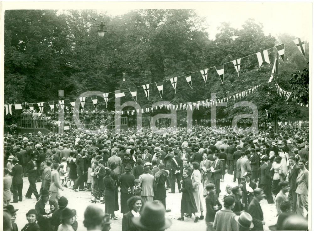 Fotografia d epoca originale 1937 MILANO Viali Giardini Pubblici gremiti per SAGRA UVA Fotografia 1