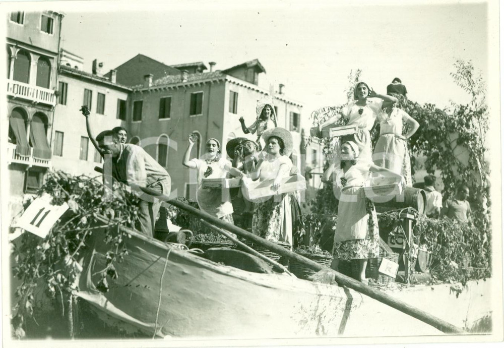 Fotografia d epoca originale 1940 ca VENEZIA Corteo gondole vendemmiali su CANAL GRANDE per Festa Uva Foto 1