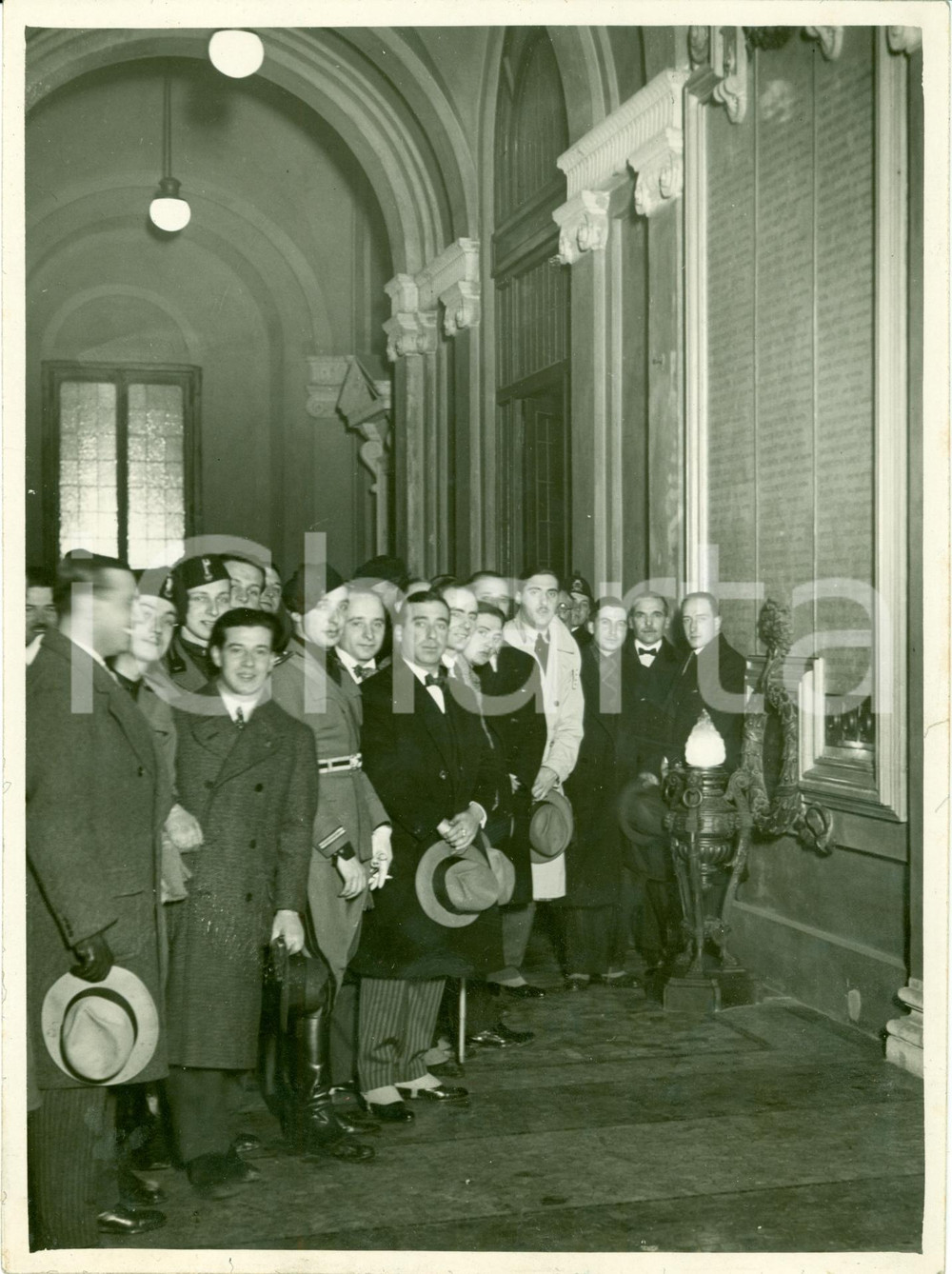 Fotografia d epoca originale 1930 MILANO Studenti argentini a Palazzo MARINO Lapide Caduti Fotografia 1
