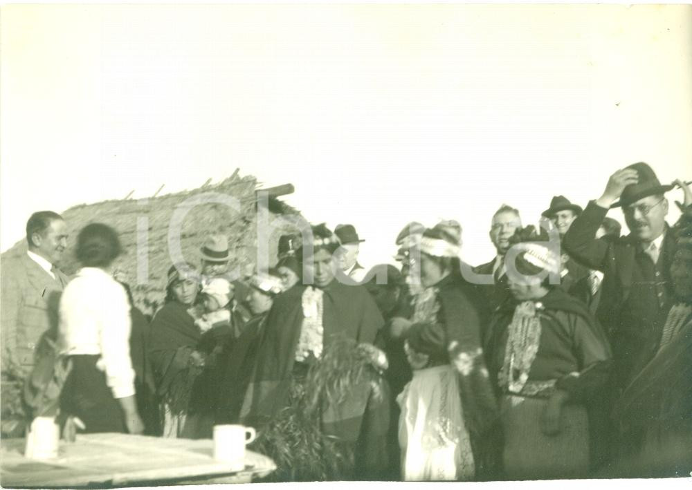 Fotografia d epoca originale 1930 TEMUCO CILE Giornalista Mario APPELIUS tra gli indios Fotografia RARA 1