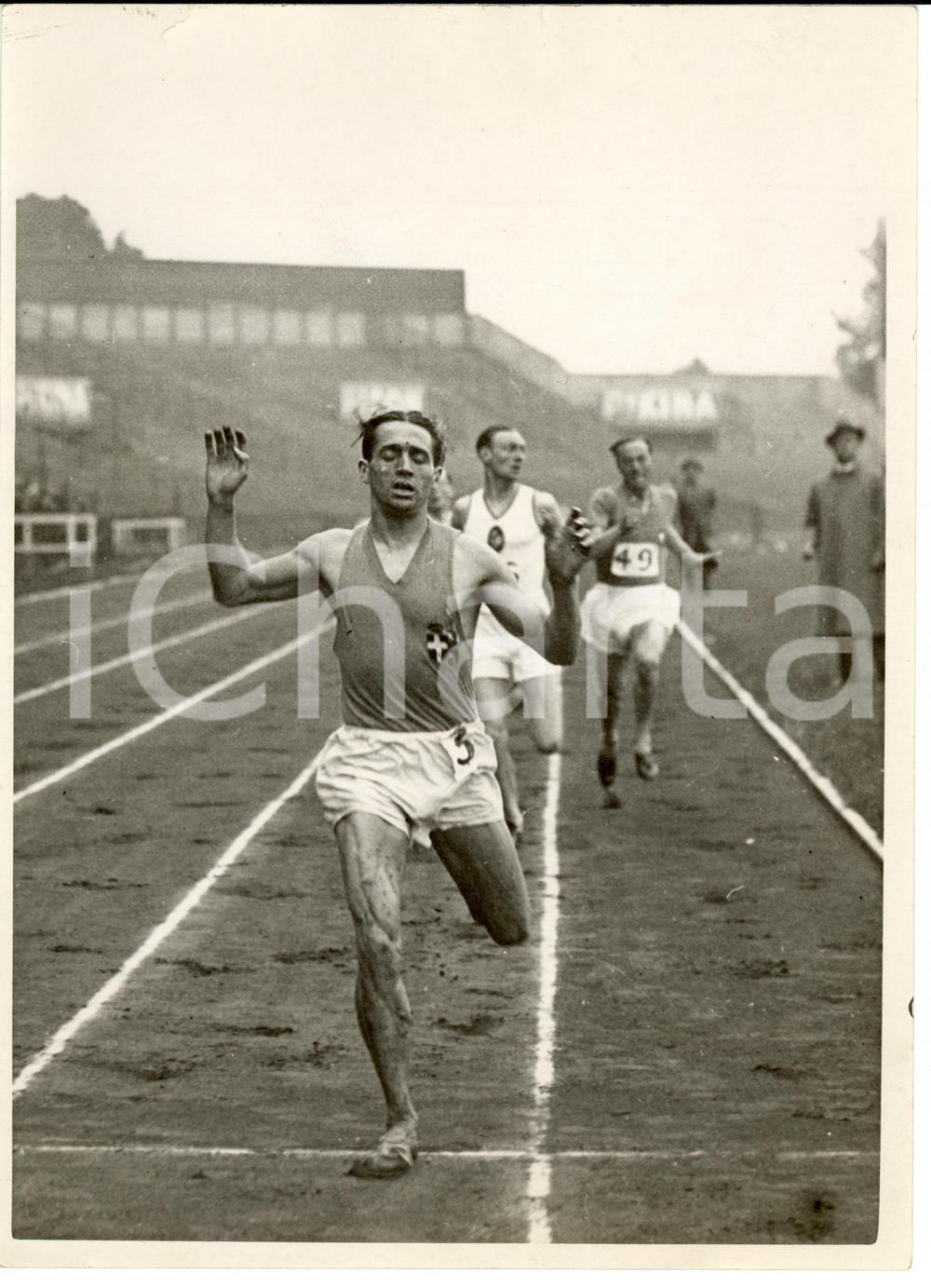 Fotografia d epoca originale 1935 ca ATLETICA Vittoria di Luigi BECCALI in gara 800 metri piani Foto 13x18 1