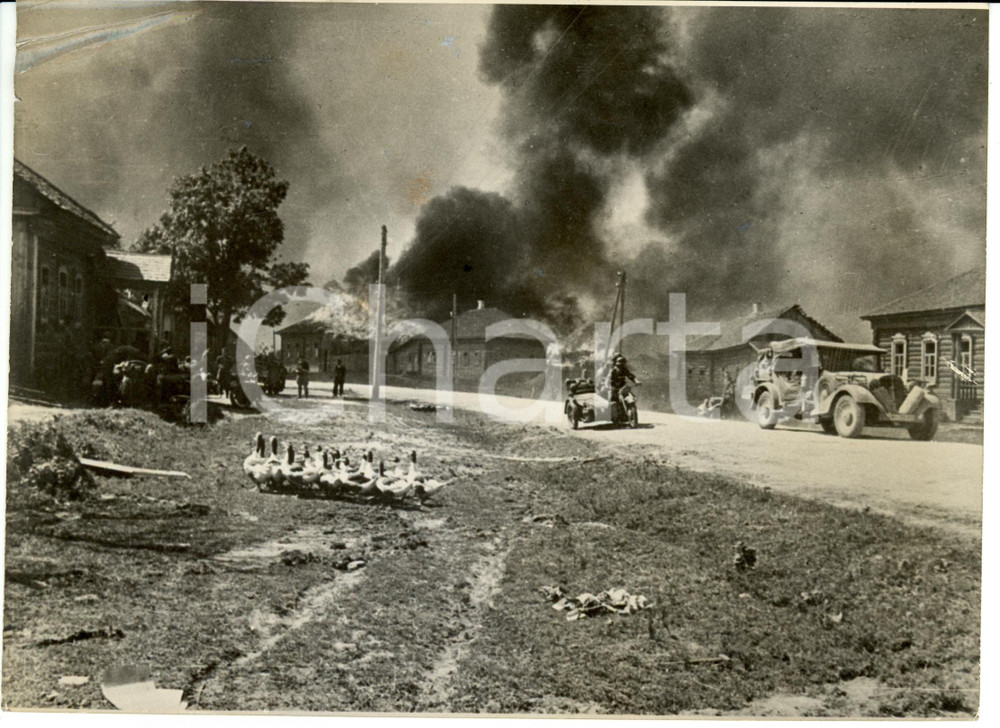 Fotografia d epoca originale 1940 ca WW2 EST DEL DNEPR Un villaggio sovietico in fiamme Foto 18x13 1
