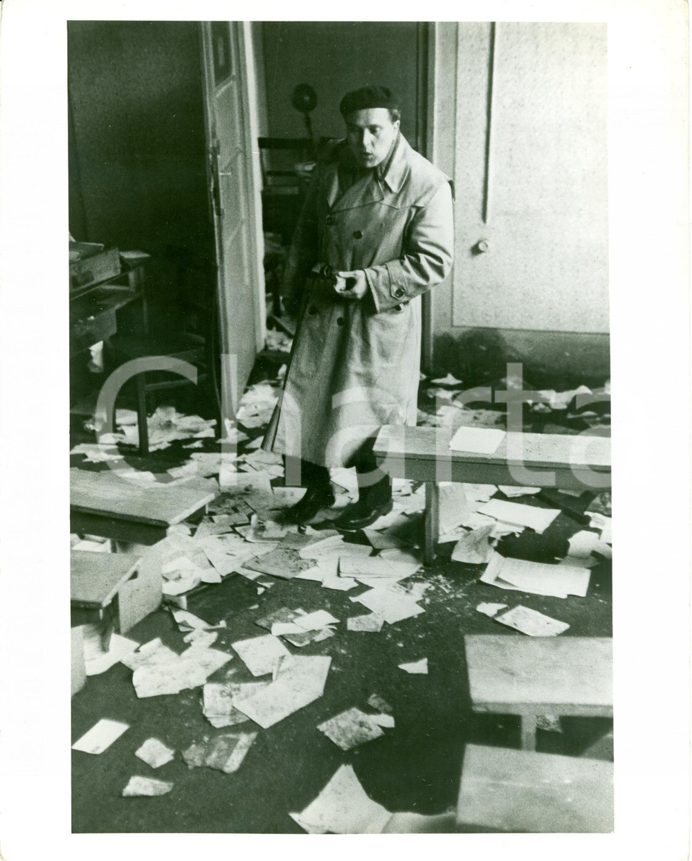 Fotografia d epoca originale 1956 HUNGARY Revolution Distruzione documenti segreti impiegati acciaieria FOTO 1