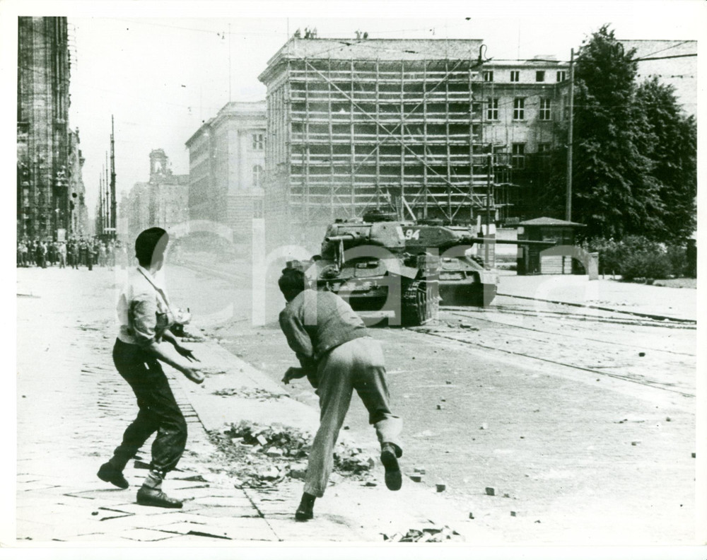 Fotografia d epoca originale 1953 EAST GERMANY DDR Giovani lanciano pietre contro carro armato sovietico 1