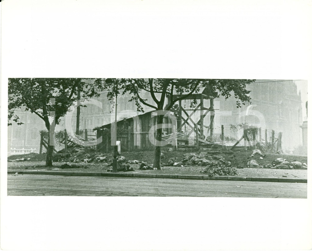 Fotografia d epoca originale 1956 BUDAPEST HU Massacro in Piazza del PARLAMENTO Hungarian Revolution PHOTO 1
