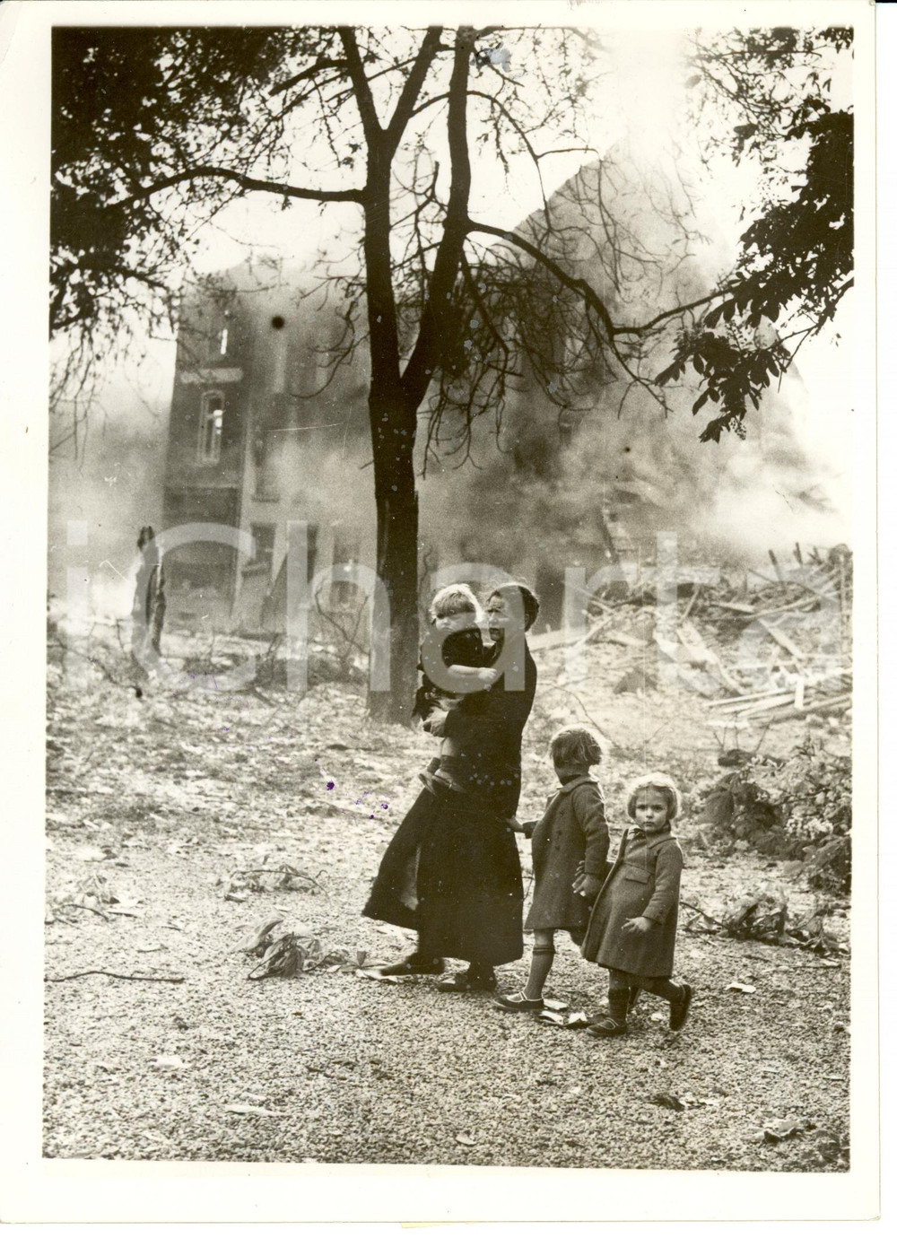 Fotografia d epoca originale 1940 WW2 BELGIO Una madre con i tre figli dopo i bombardamenti Foto 13x18 cm 1