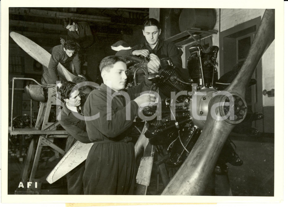 Fotografia d epoca originale 1941 VENEZIA Giovani allievi dei corsi per motoristi d aviazione Foto 13x18 cm 1