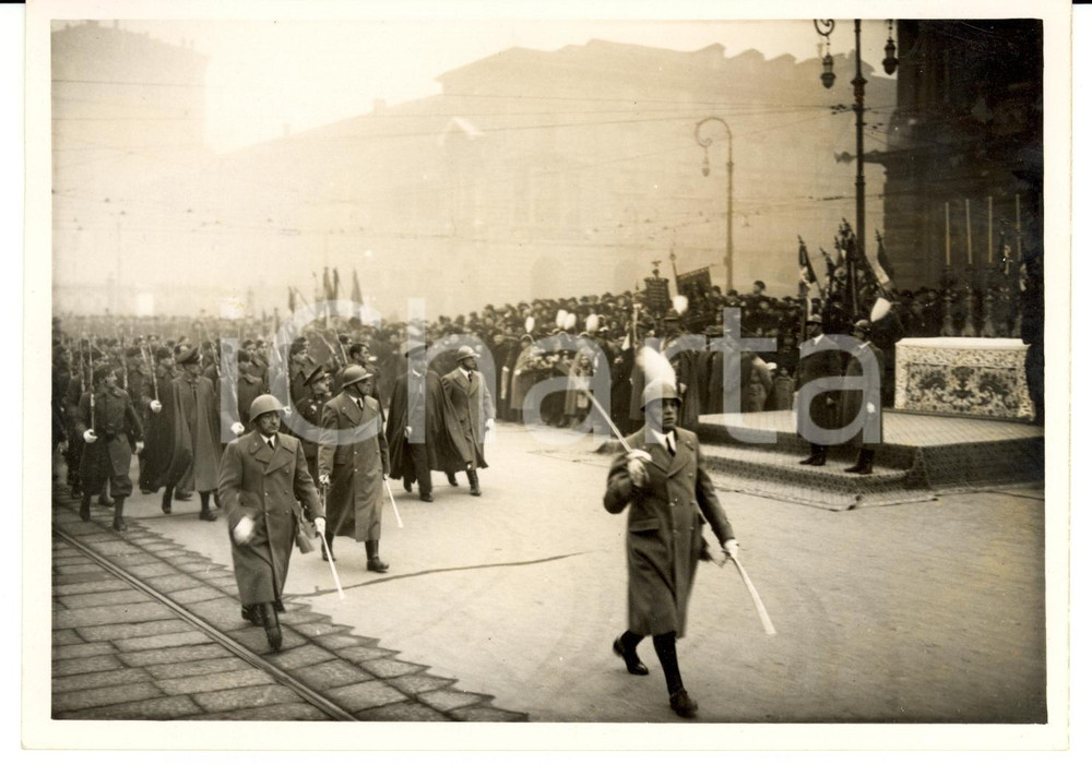 Fotografia d epoca originale 1936 TORINO Piazza CASTELLO Sfilata reggimenti artiglieria davanti all altare 1