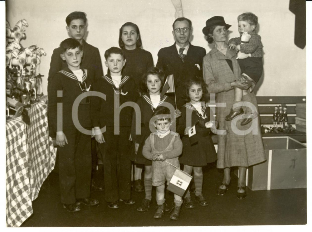 Fotografia d epoca originale 1939 TORINO Bella famiglia numerosa rimpatriata dalla FRANCIA Foto 1