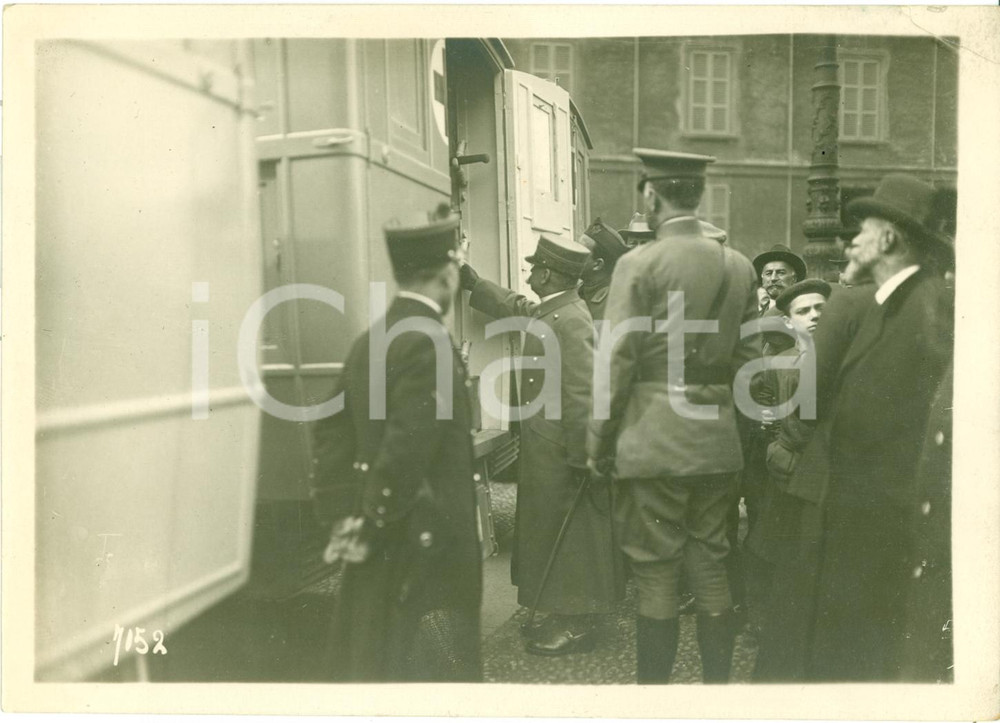 Fotografia d epoca originale 1918 MILANO Generale ANGELOTTI visita vetture CROCE ROSSA AMERICANA Fotografia 1