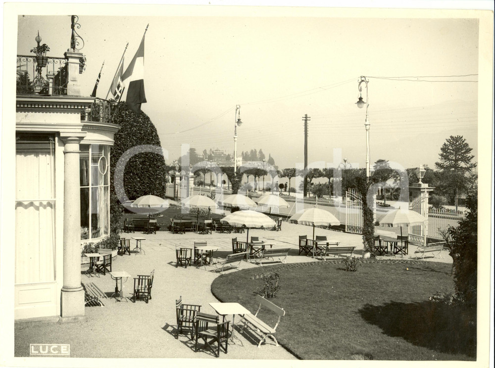 Fotografia d epoca originale 1935 STRESA VB Grand Hotel DES ILES BORROMEES giardino tavoli ombrelloni Foto 1