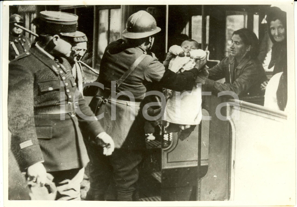 Fotografia d epoca originale 1938 MARIGNAC F Guardia aiuta fuggiaschi spagnoli madre e bambino Fotografia 1