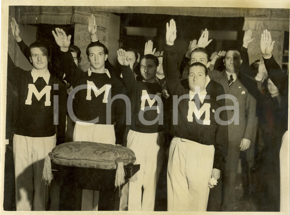 Fotografia d epoca originale 1937 MILANO Squadra GUF Rino PARENTI rendono omaggio ai caduti fascisti FOTO 1