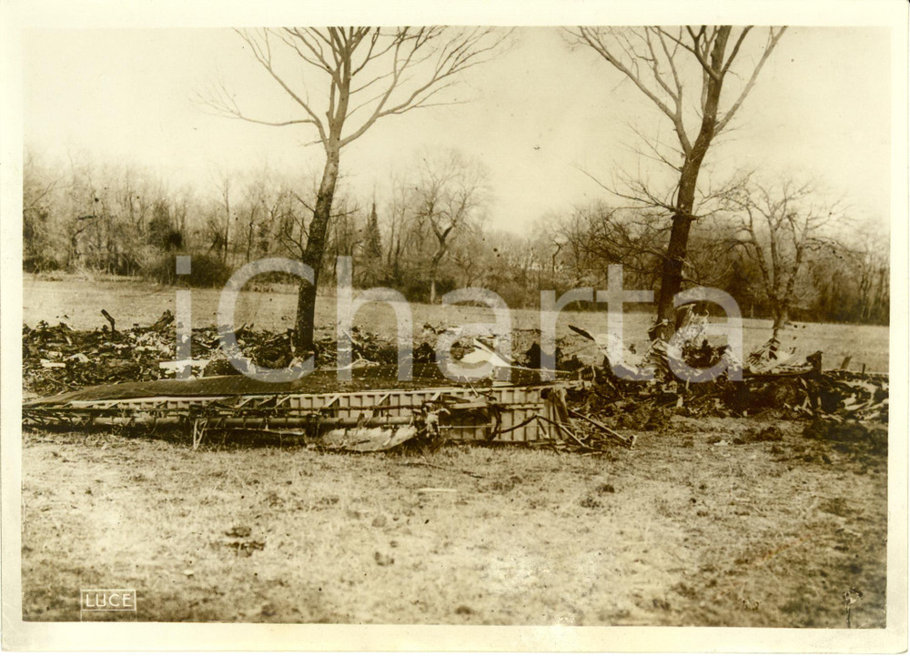 Fotografia d epoca originale 1941 ROMA WWII Resti bombardiere inglese RAF abbattuto da controaerea italiana 1