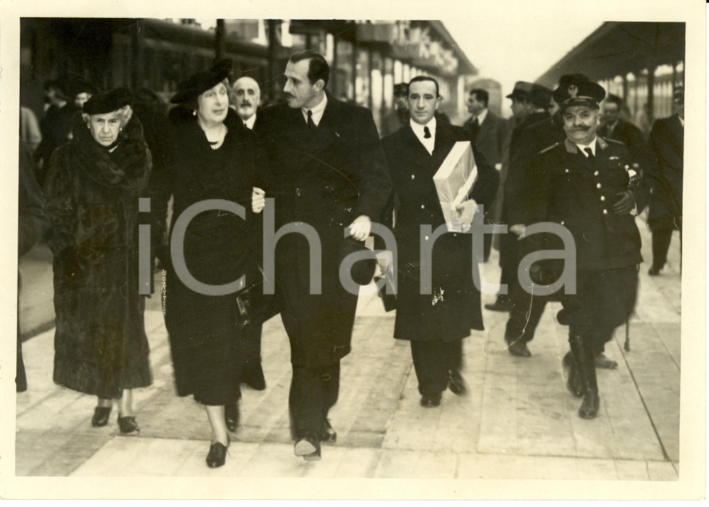 Fotografia d epoca originale 1939 ROMA TERMINI Regina Vittoria di SPAGNA con Juan Alfonso di BORBONE Foto 1