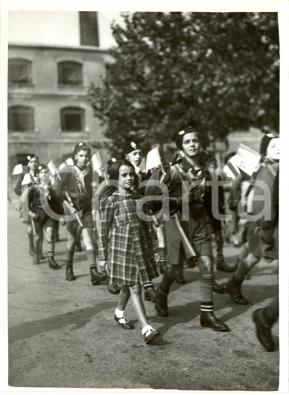 Fotografia d epoca originale 1938 MILANO Partenza BALILLA e AVANGUARDISTI per il campo di ASIAGO Foto 1