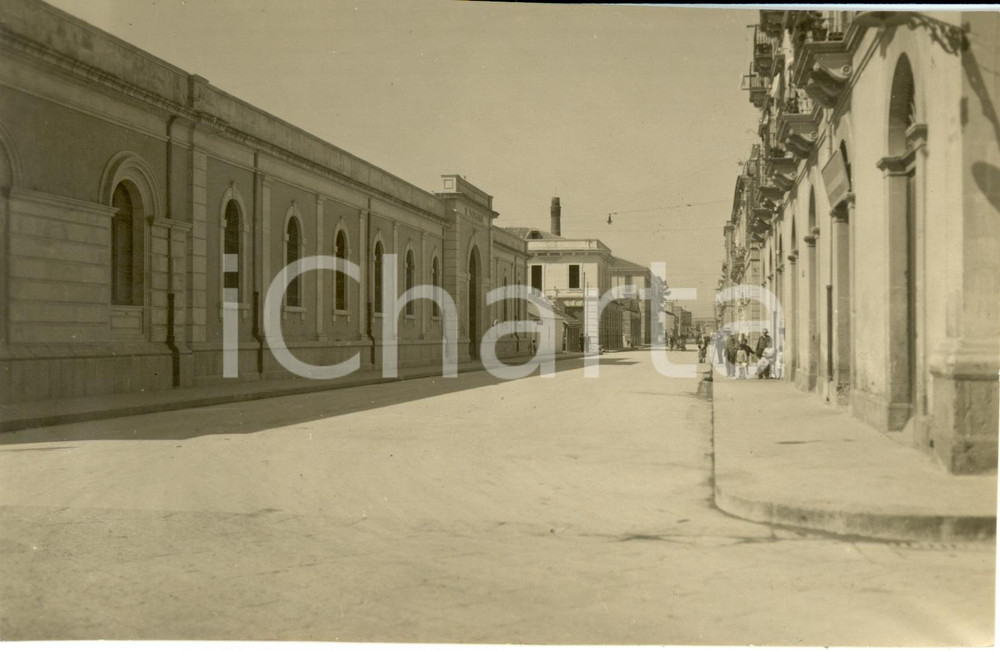 Fotografia d epoca originale 1929 SIRACUSA Rinnovamento urbanistico Via MALTA asfaltata con Dogana ANIMATA 1