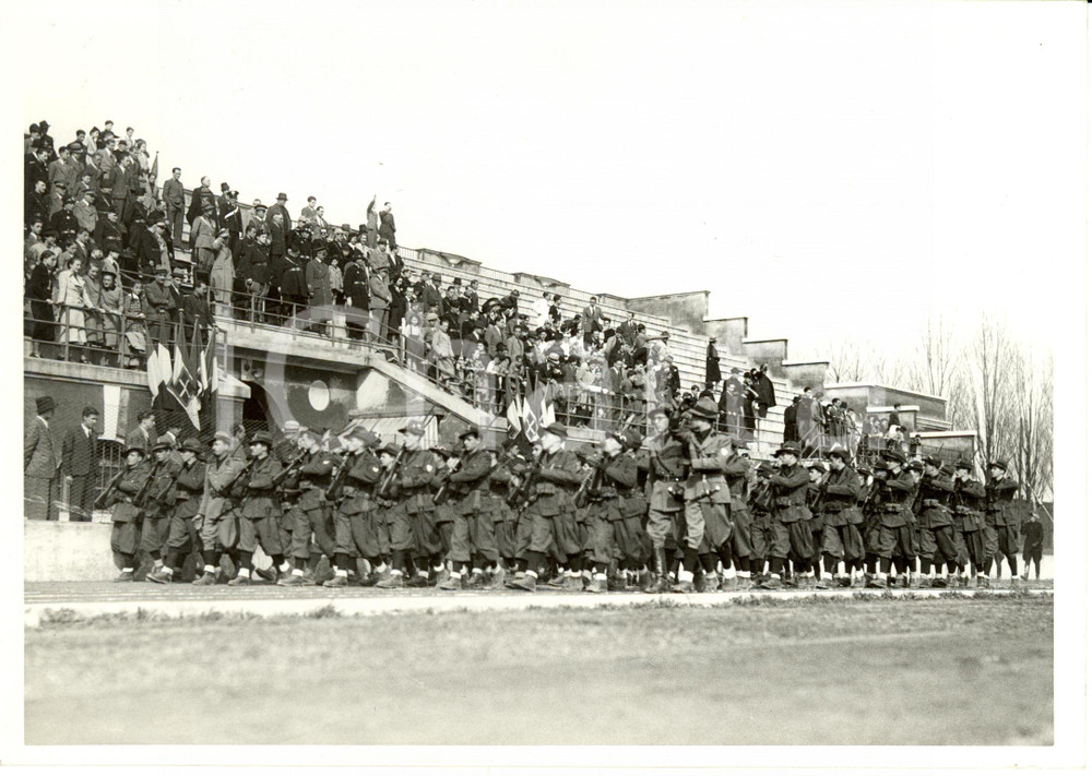 Fotografia d epoca originale 1938 MILANO Campo GIURIATI Sfilata Goliardi Fascisti davanti al Duca di BERGAMO 1