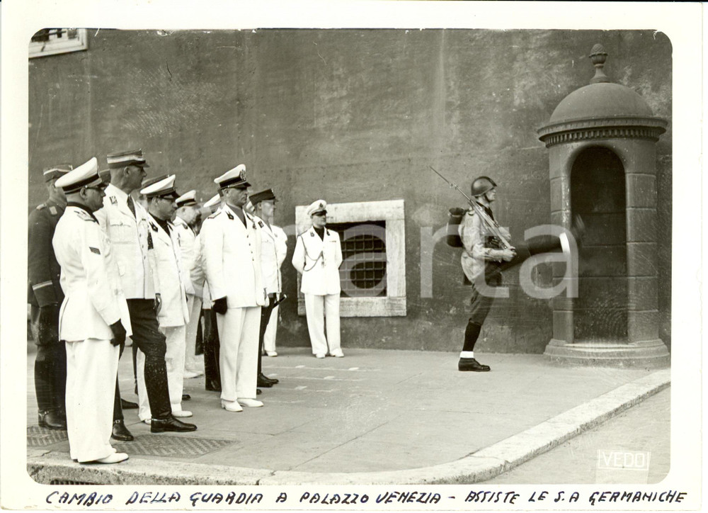 Fotografia d epoca originale 1939 ROMA Generale Luigi RUSSO Ufficiali SA Germaniche assistono cambio guardia 1