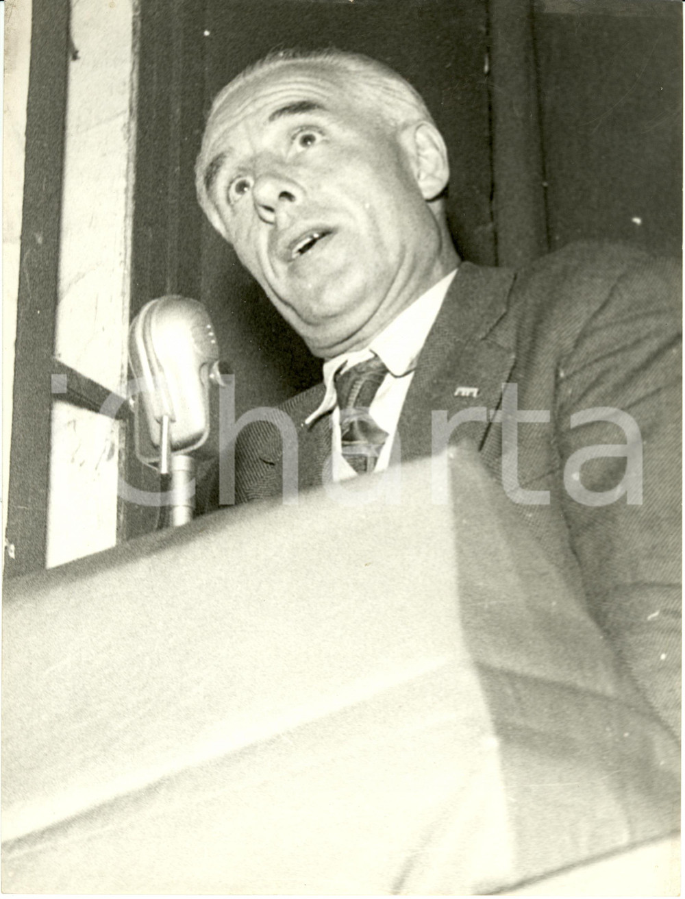 Fotografia d epoca originale 1955 ca MILANO Luigi LONGO vicesegretario PCI durante un assemblea del partito 1