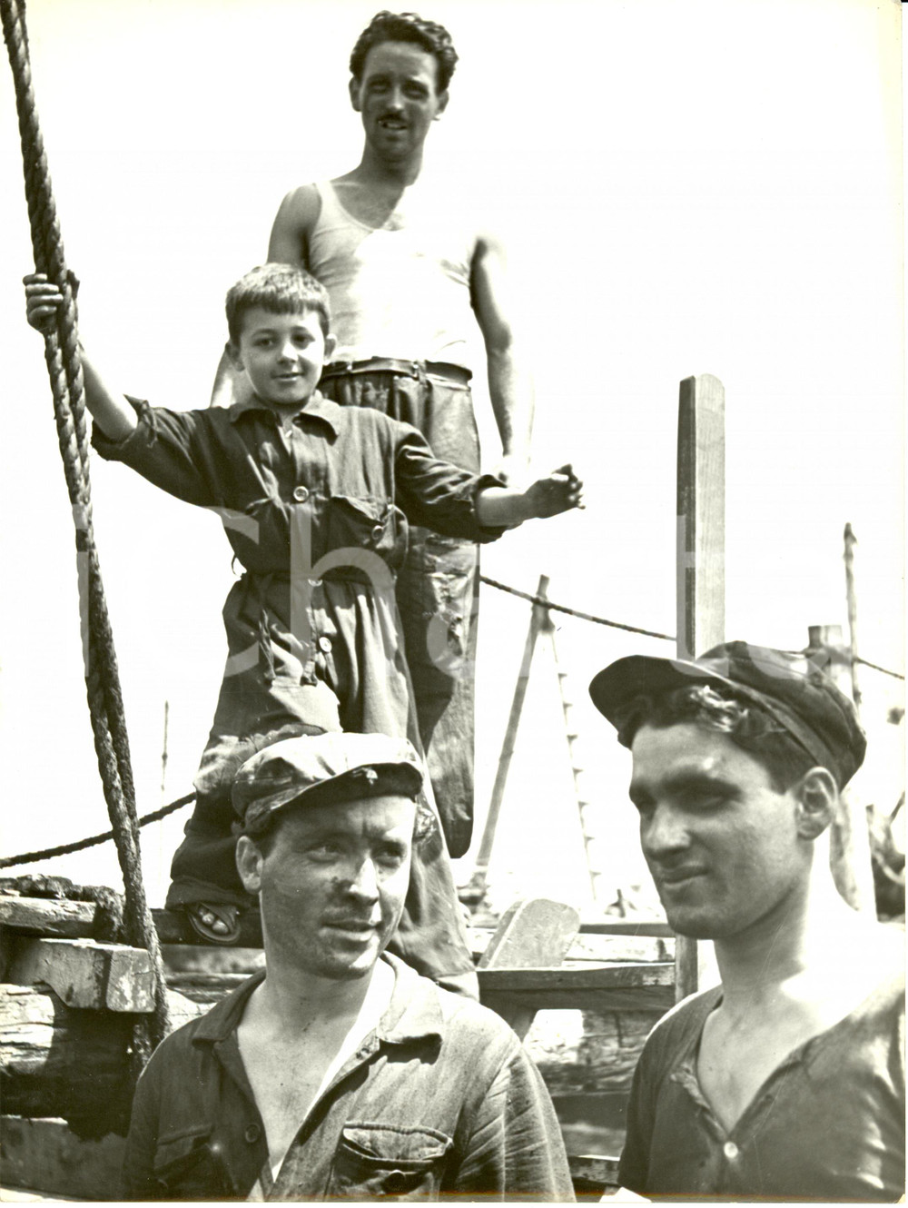 Fotografia d epoca originale 1955 ca TRIESTE Operai Cantiere Navale durante una pausa Fotografia 1