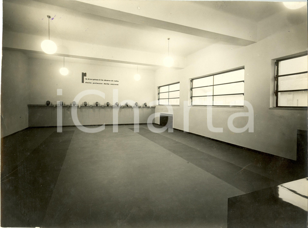 Fotografia d epoca originale 1936 LA SPEZIA SCUOLA ELEMENTARE? La sala di SCHERMA Fotografia 25 x 19 cm 1