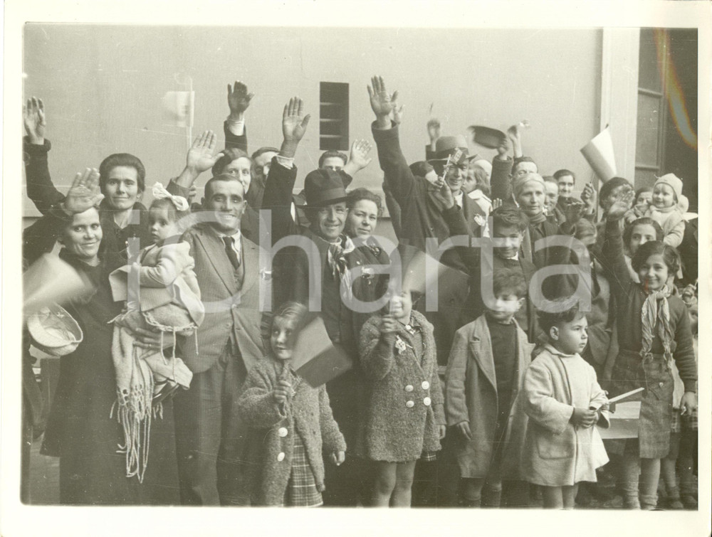 Fotografia d epoca originale 1939 ROMA Lavoratori italiani rimpatriati dalla CORSICA Fotografia 1