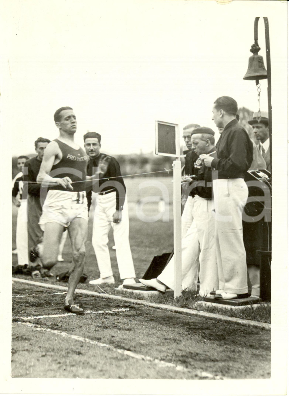 Fotografia d epoca originale 1936 MILANO Luigi BECCALI vince 1500 metri PREOLIMPIONICA Atletica Leggera Foto 1