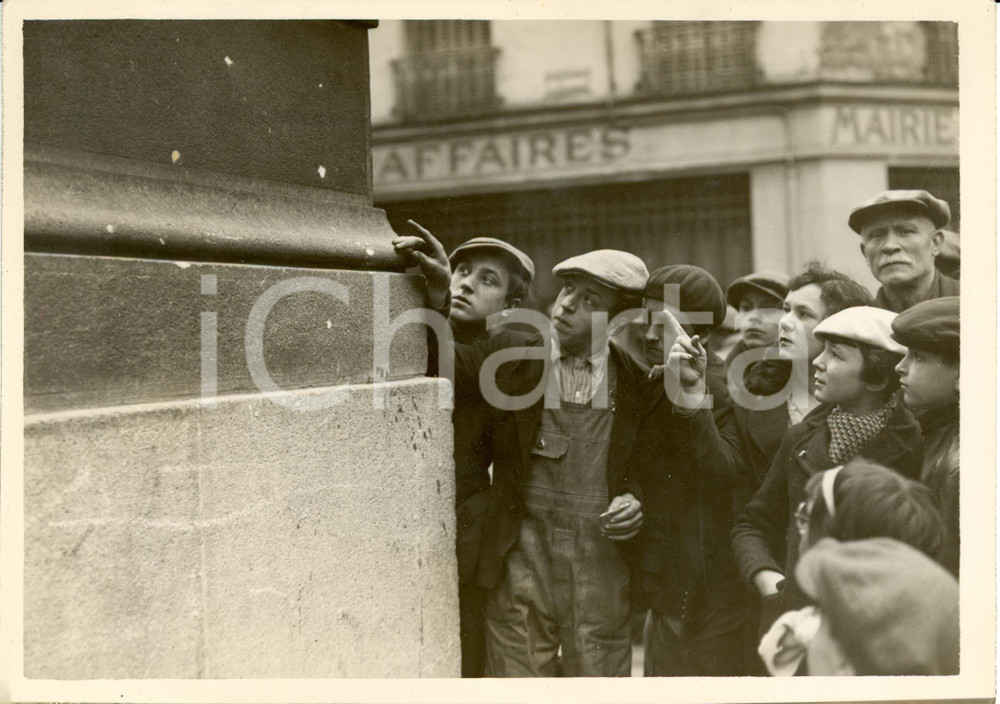 Fotografia d epoca originale 1933 CLICHY F Scontri politici Segni dei PROIETTILI su facciata MUNICIPIO Foto 1