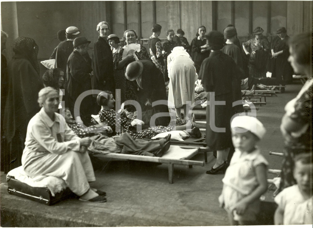 Fotografia d epoca originale 1935 MILANO Gruppo di ammalati pronto a partire per LOURDES Fotografia 1