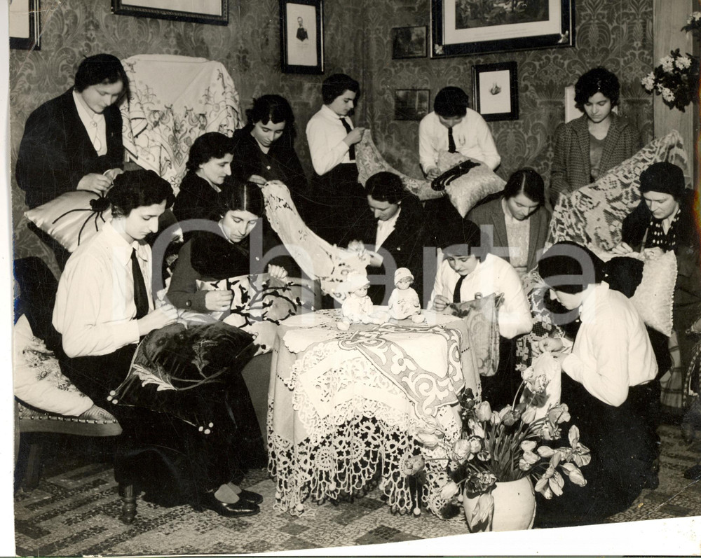 Fotografia d epoca originale 1936 BELGIRATE VB FASCIO FEMMINILE  Scuola di Economia Domestica Fotografia 1
