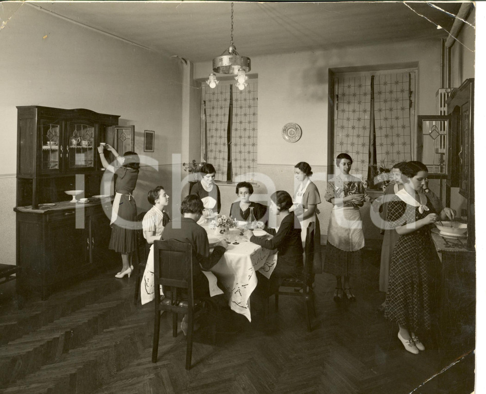 Fotografia d epoca originale 1936 MILANO FASCIO FEMMINILE Giovani fasciste alla scuola di economia domestica 1