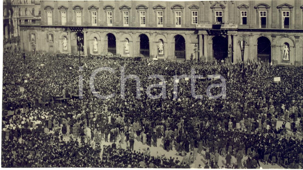 Fotografia d epoca originale 1931 NAPOLI Folla acclama i Principi di Piemonte a PALAZZO REALE Foto 1