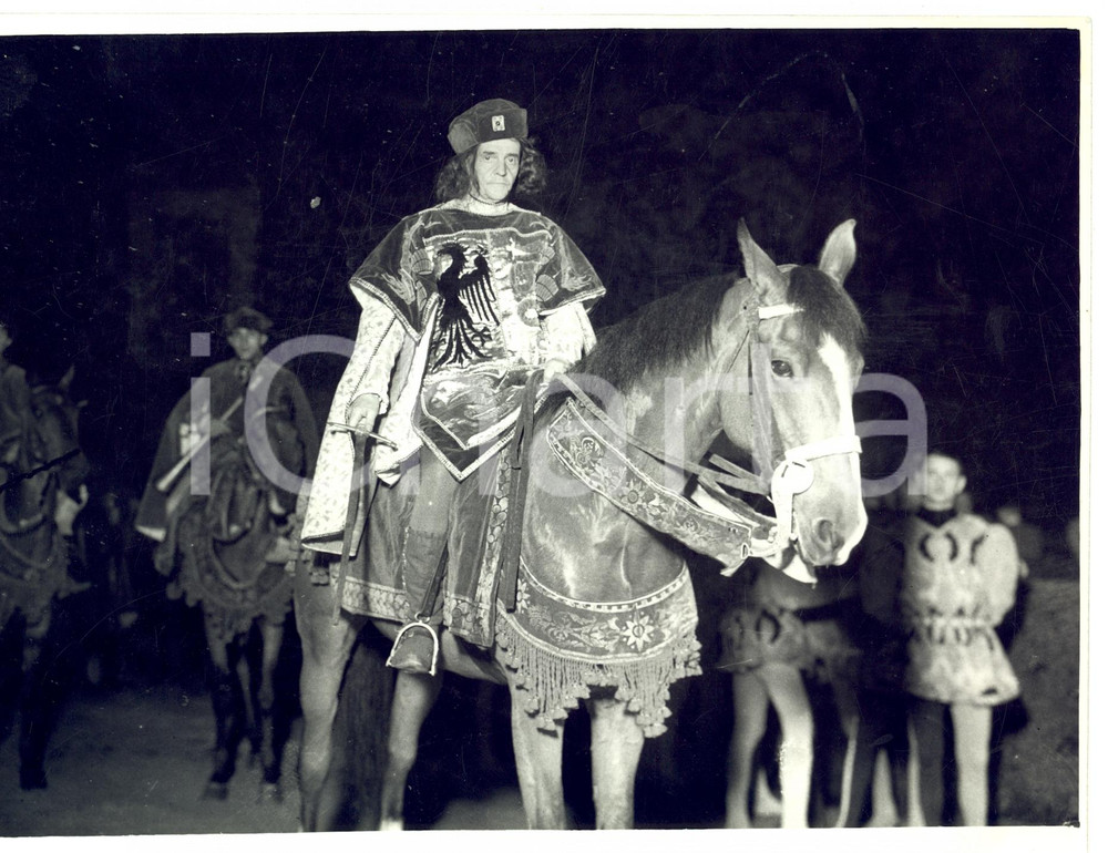Fotografia d epoca originale 1937 MILANO Marchese Gaetano LITTA MODIGNANI durante la messinscena dei TRIONFI 1