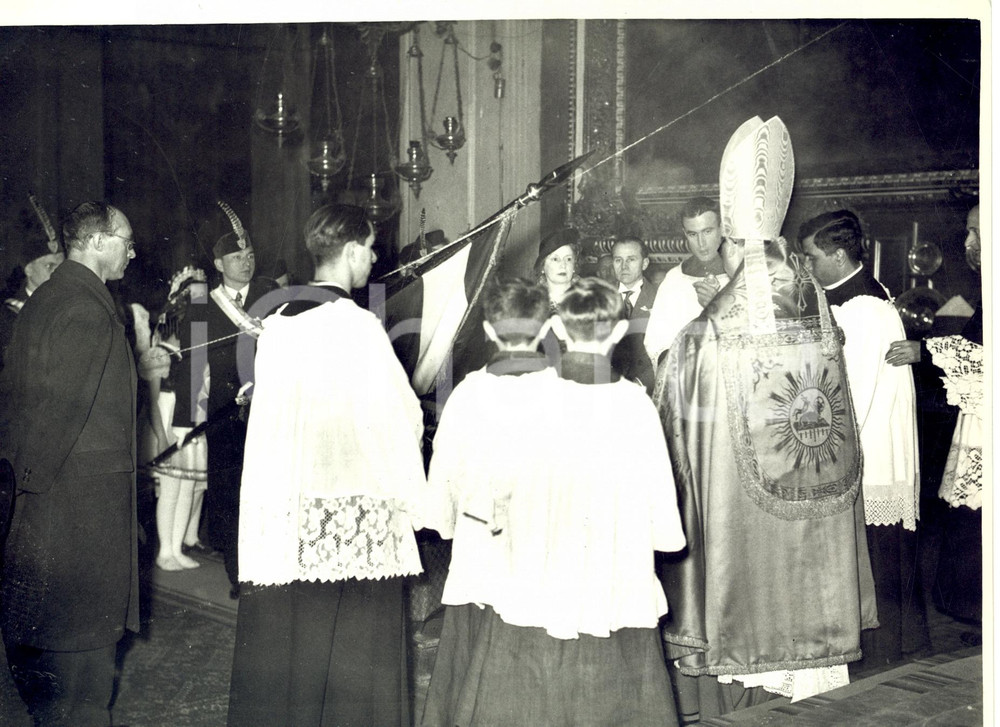 Fotografia d epoca originale 1938 MILANO Chiesa di SAN MARCO Benedizione bandiera della Scuola Ungherese 1