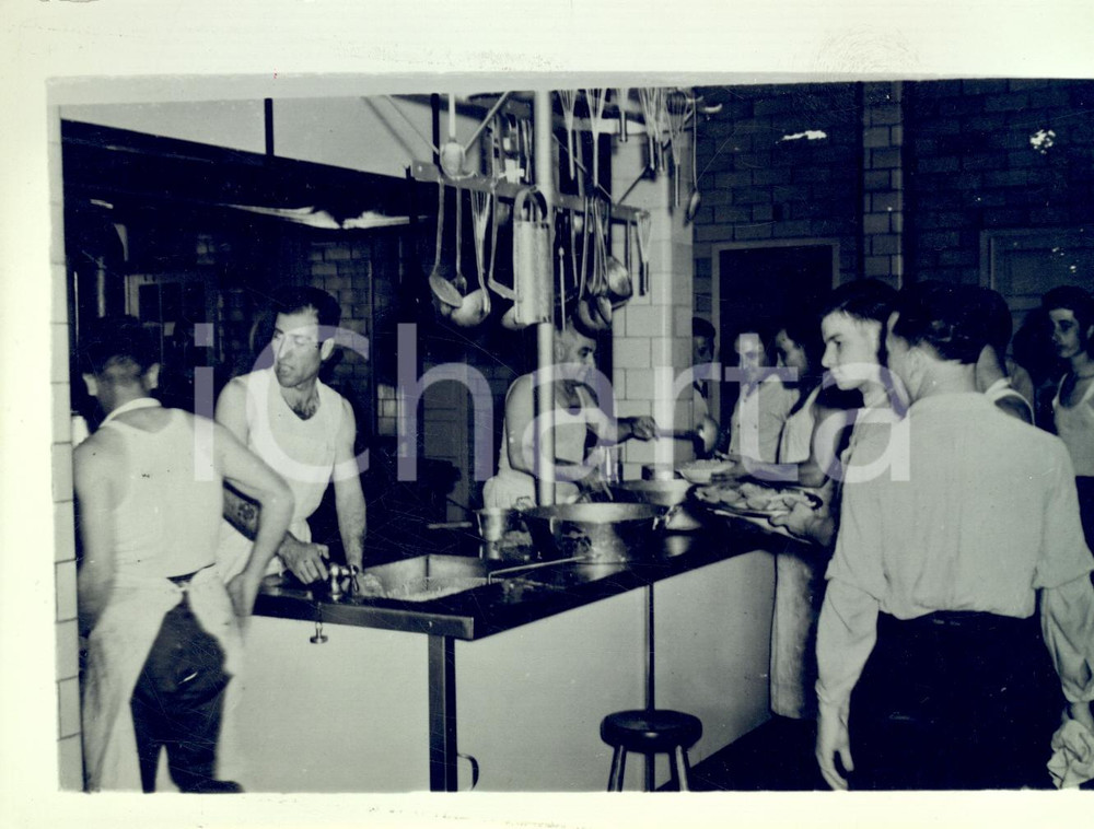 Fotografia d epoca originale 1941 FORT MISSUOLA USA Campo di concentramento  Marinai italiani in cucina 1