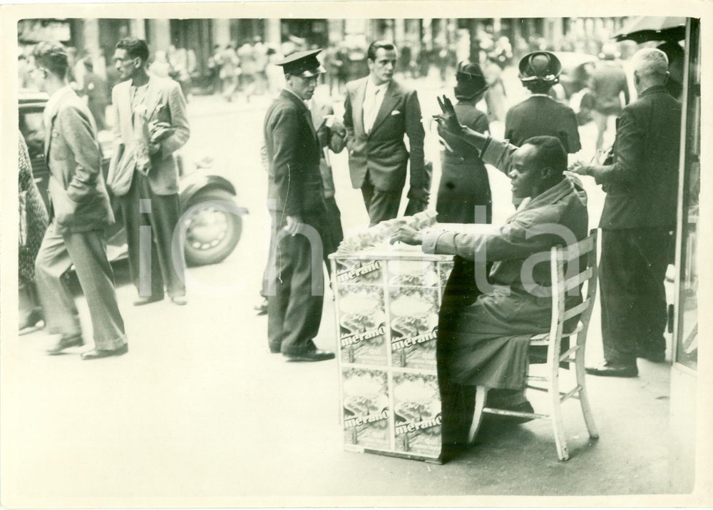 Fotografia d epoca originale 1937 MILANO Bigliettaio nero vende biglietti Lotteria MERANO Fotografia 1