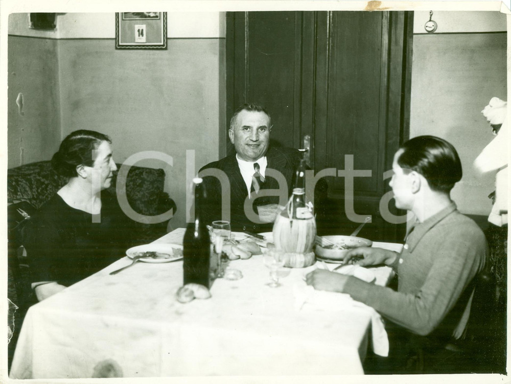 Fotografia d epoca originale 1938 MILANO Famiglia milanese partecipa a Lotteria TRIPOLI Fotografia 1