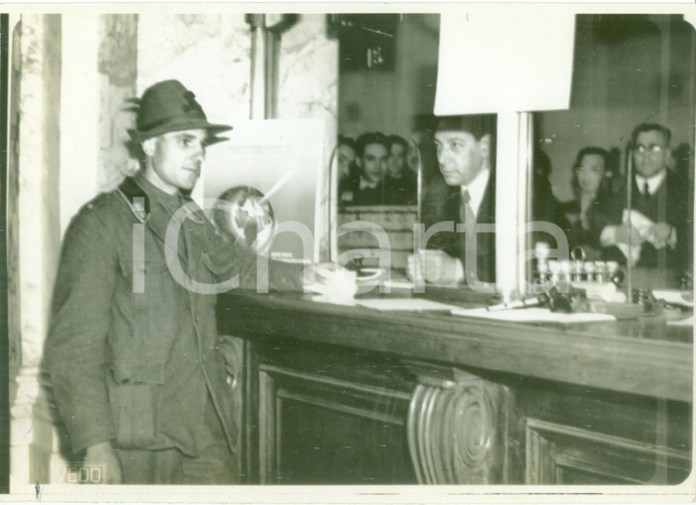 Fotografia d epoca originale 1939 MILANO Soldato Umberto BONFANTI gioca a Lotteria TRIPOLI Telefoto 1