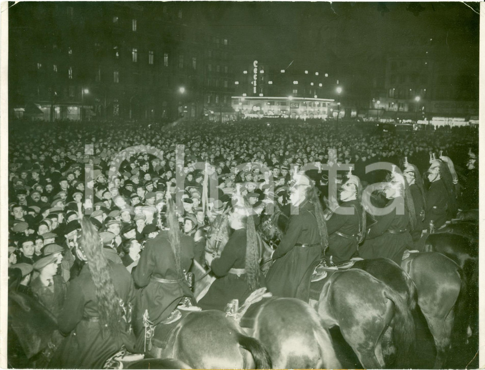 Fotografia d epoca originale 1936 PARIS Sciopero impiegati pubblici trattenuti da cordone agenti polizia FOTO 1
