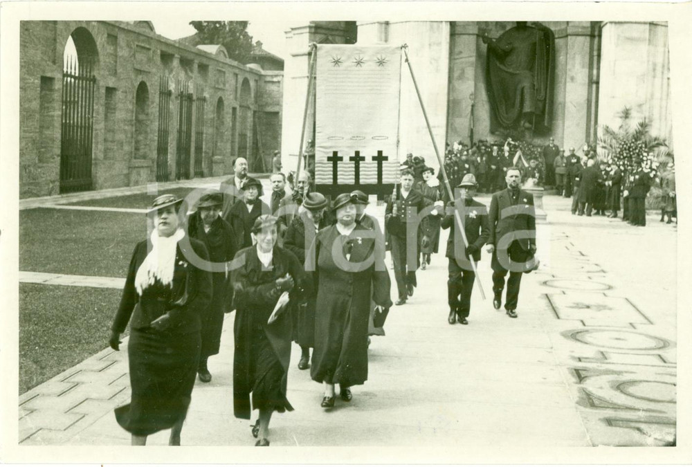 Fotografia d epoca originale 1935 MILANO Processione stendardo per ROVERETO Anniversario Vittoria WWI FOTO 1