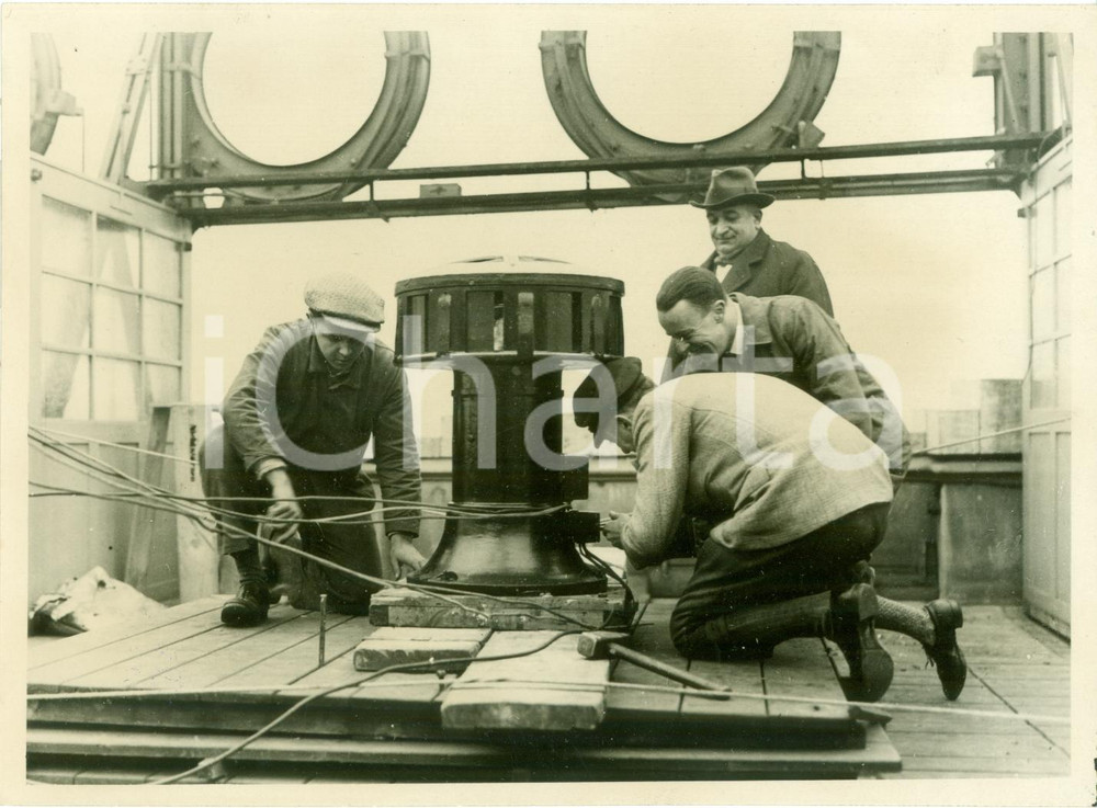Fotografia d epoca originale 1935 ca LEIPZIG DE Operai installano sirena su tetto EUROPAHAUS Fotografia 1