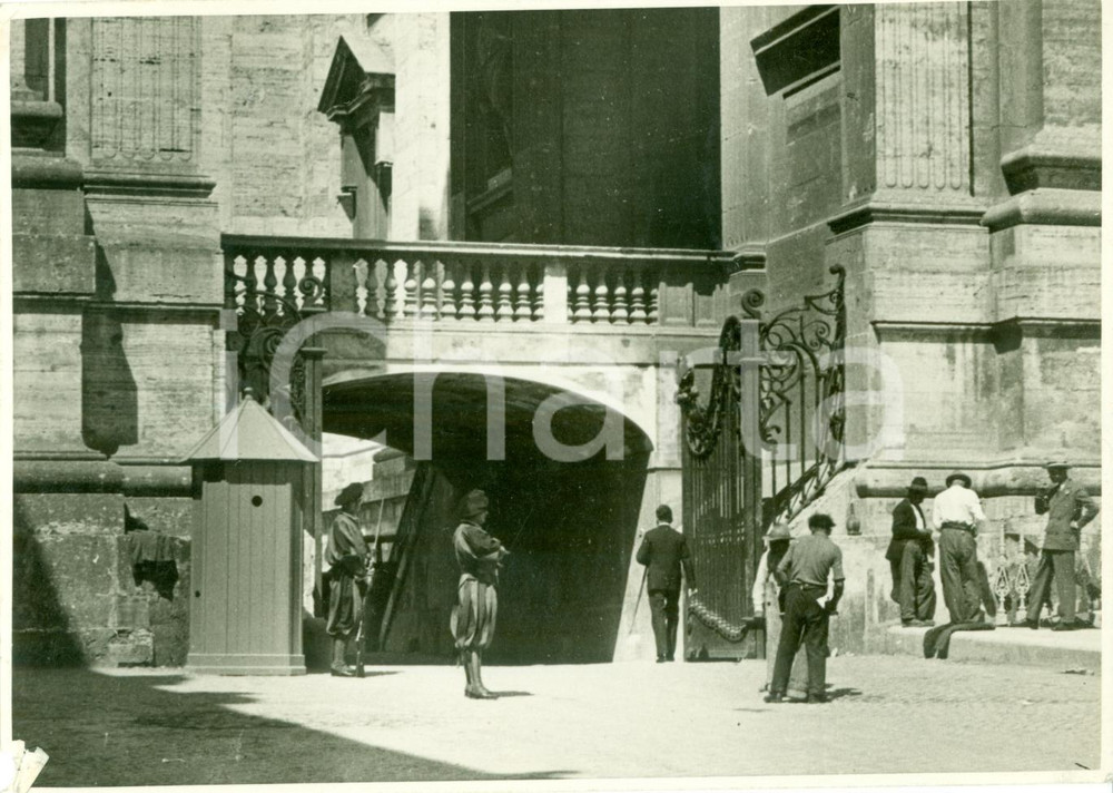 Fotografia d epoca originale 1930 CITTA  DEL VATICANO Operai installano cancello  ARCO DELLE CAMPANE 1
