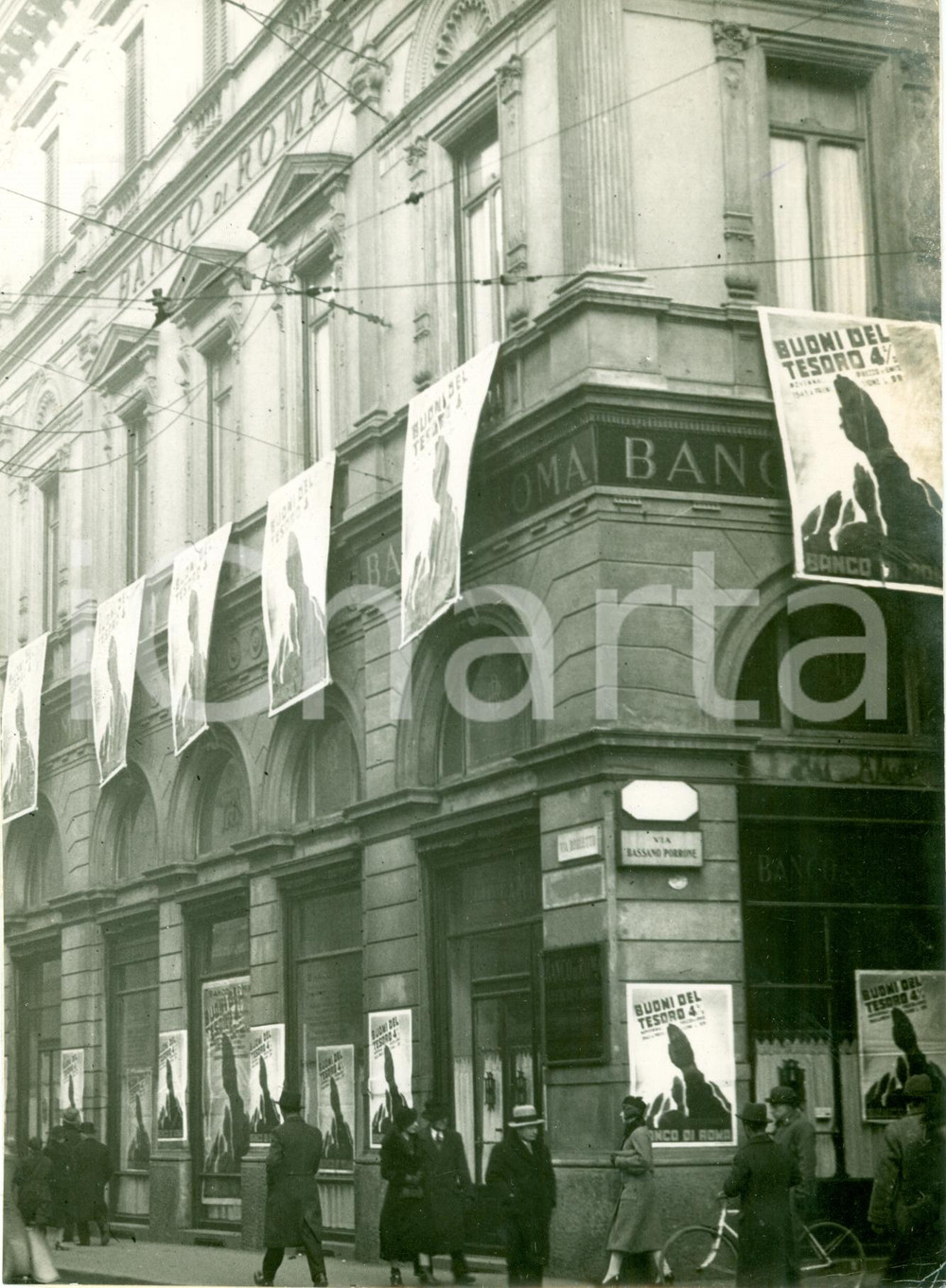 Fotografia d epoca originale 1934 MILANO Sottoscrizioni Buoni del Tesoro al BANCO DI ROMA Manifesti esposti 1