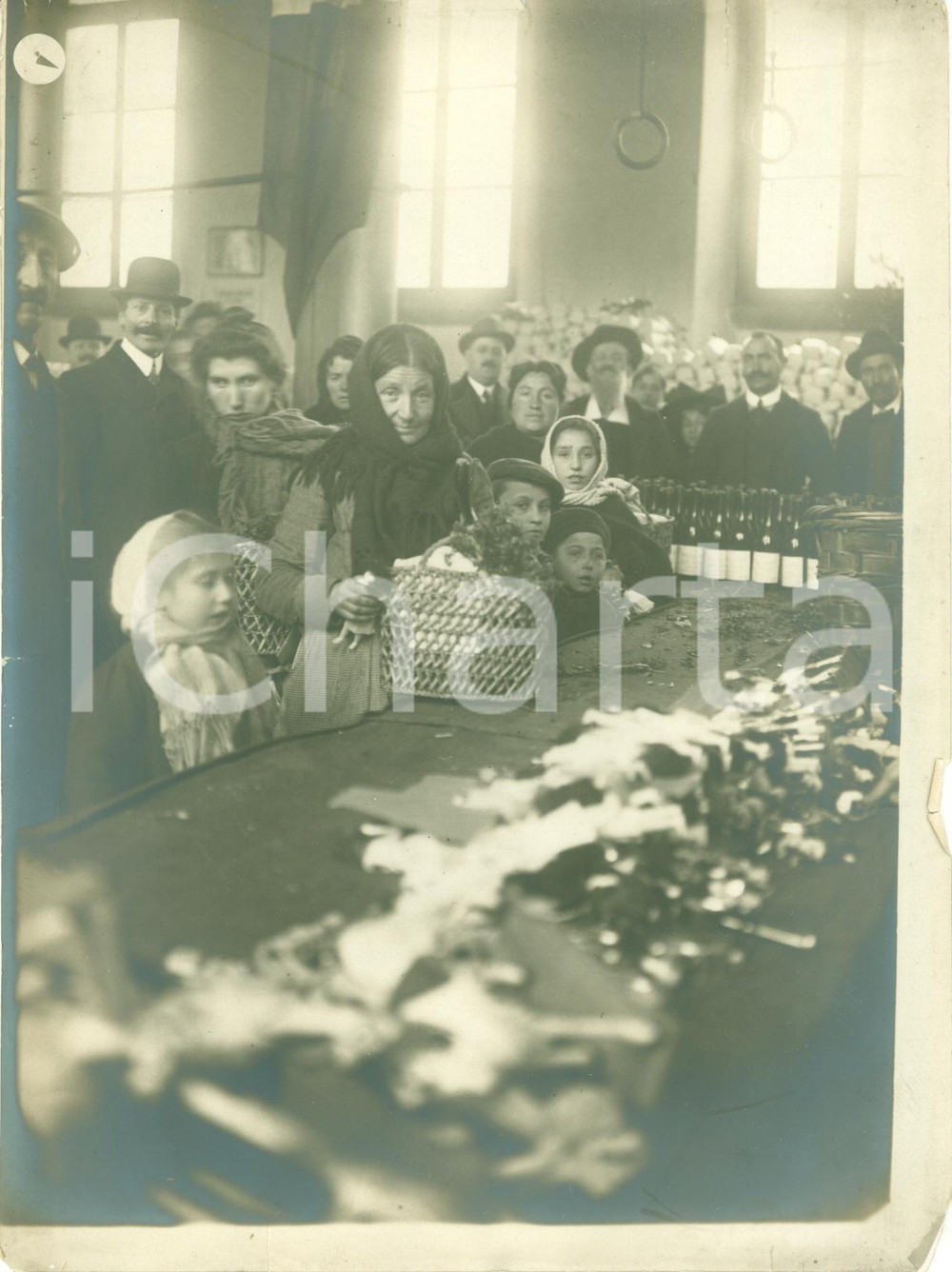 Fotografia d epoca originale 1910 ca MILANO Distribuzione cesti e bambole natalizie Foto RIPRODUZIONE COEVA 1