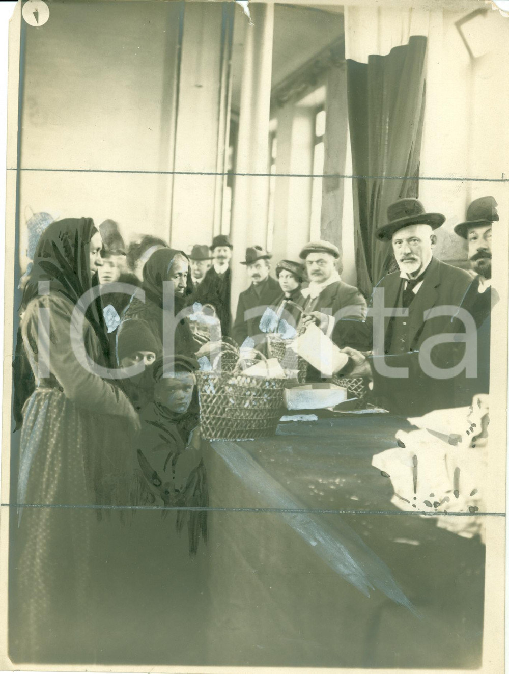 Fotografia d epoca originale 1910 ca MILANO Distribuzione cesti natalizi popolane bambini RIPRODUZIONE COEVA 1