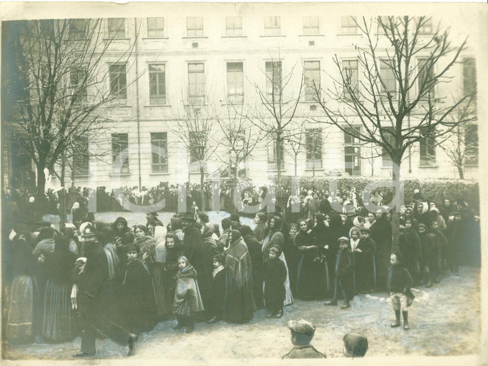 Fotografia d epoca originale 1910 ca MILANO Distribuzione cesti natalizi a popolane e bambini Fotografia 1