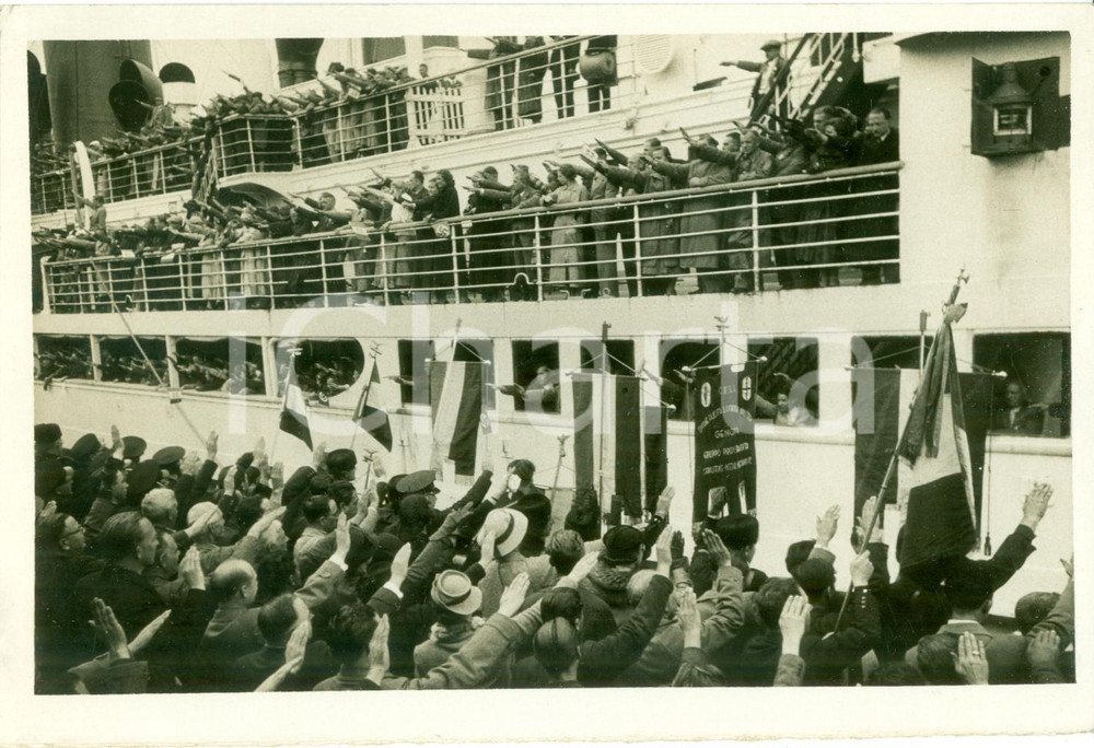 Fotografia d epoca originale 1937 GENOVA Lavoratori KRAFT DURCH FREUDE sbarcano da piroscafo SIERRA CORDOBA 1