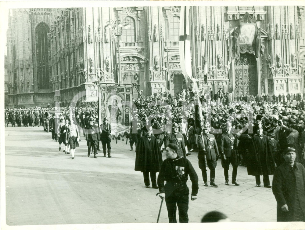 Fotografia d epoca originale 1932 MILANO Labaro SANT AMBROGIO in corteo Piazza DUOMO Anniversario Vittoria 1
