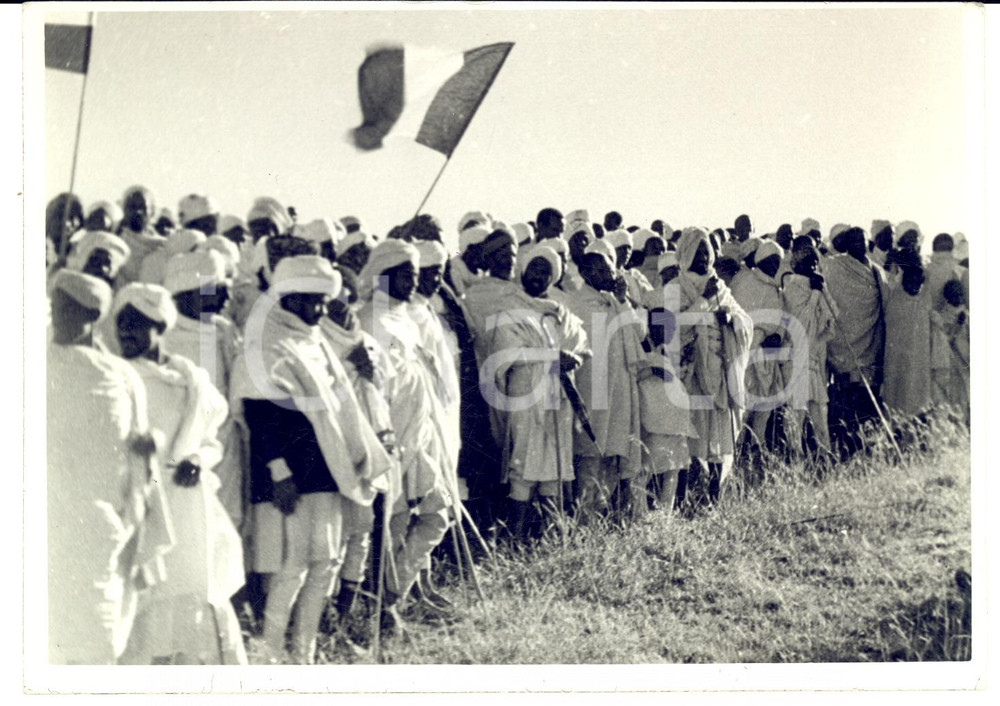 Fotografia d epoca originale 1935 AOI ADUA Popolazione etiope sventola la bandiera italiana Foto 1